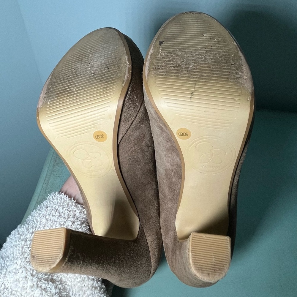 Jessica Simpson Suede Pumps Size 6 Putty Beige Round Toe - Picture 5 of 7